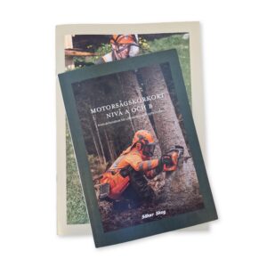 En bild på innehållet i paketet med Motorsågskörkort Nivå A och B och Studiehandledning