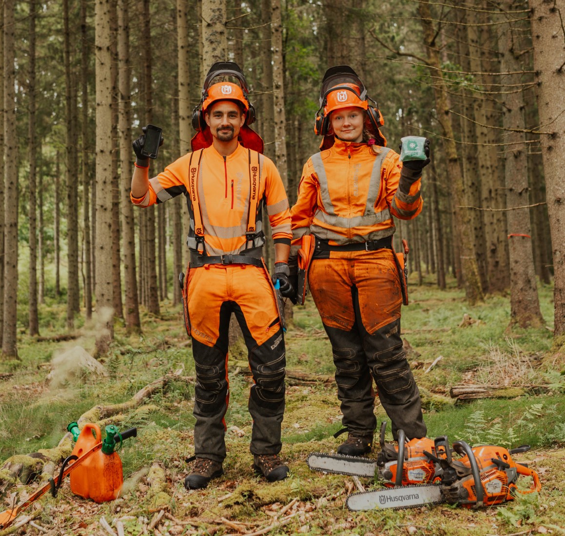 En bild som visar skog och människor