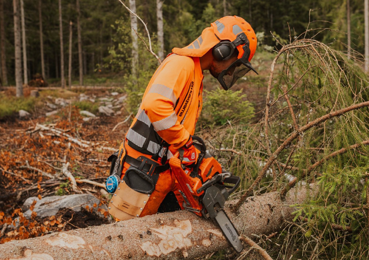 En person som använder en motorsåg