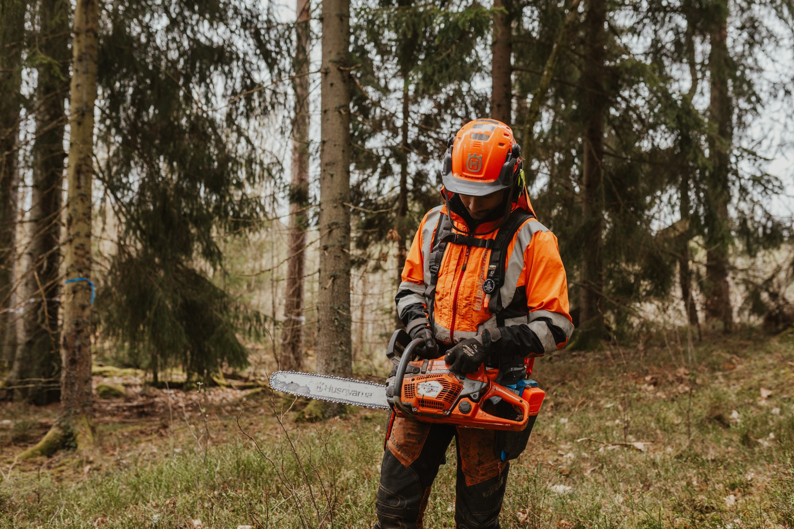 En person med en motorsåg