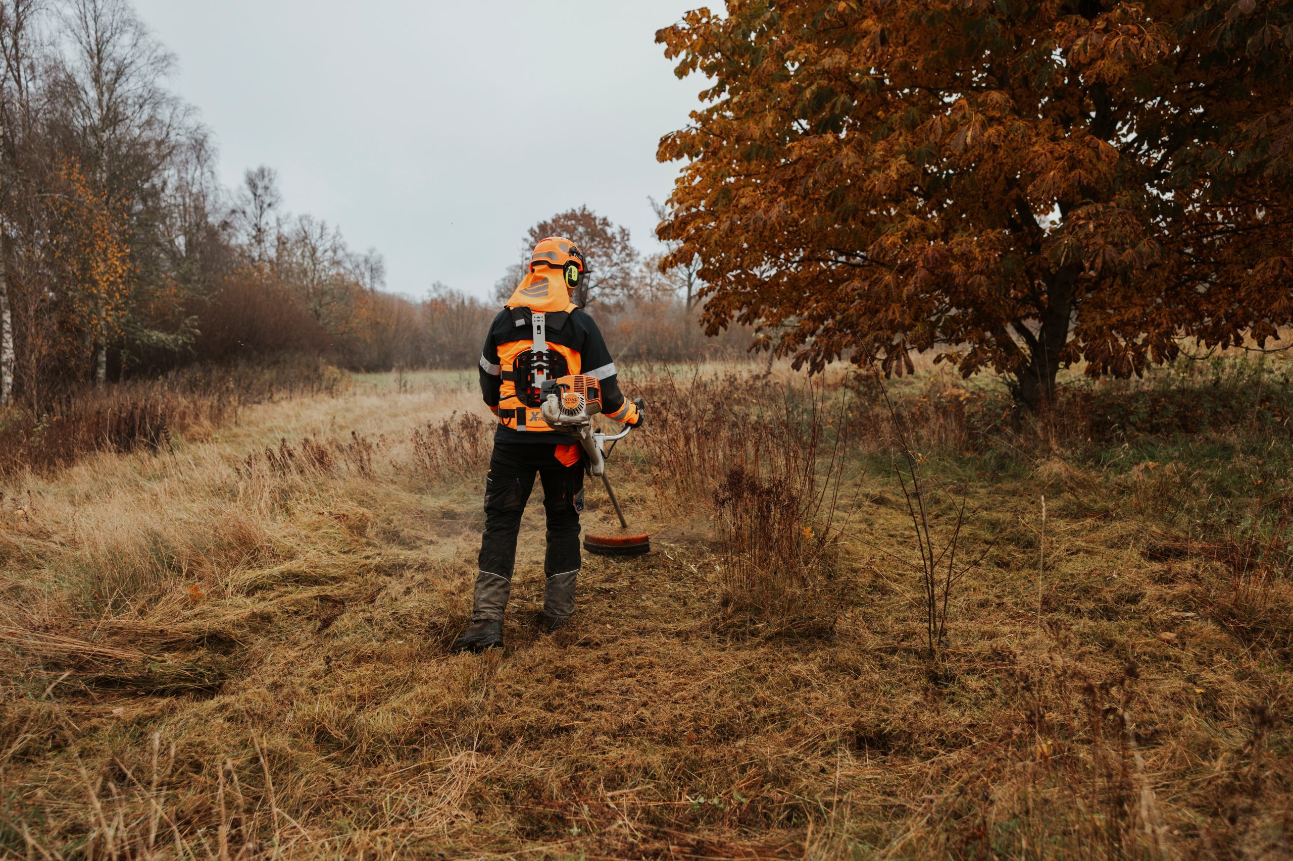 En person med en röjsåg